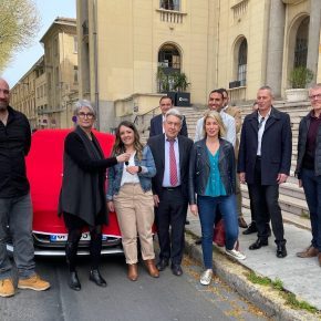 Pauline Pag%C3%A8s re%C3%A7oit les cl%C3%A9s de sa voiture