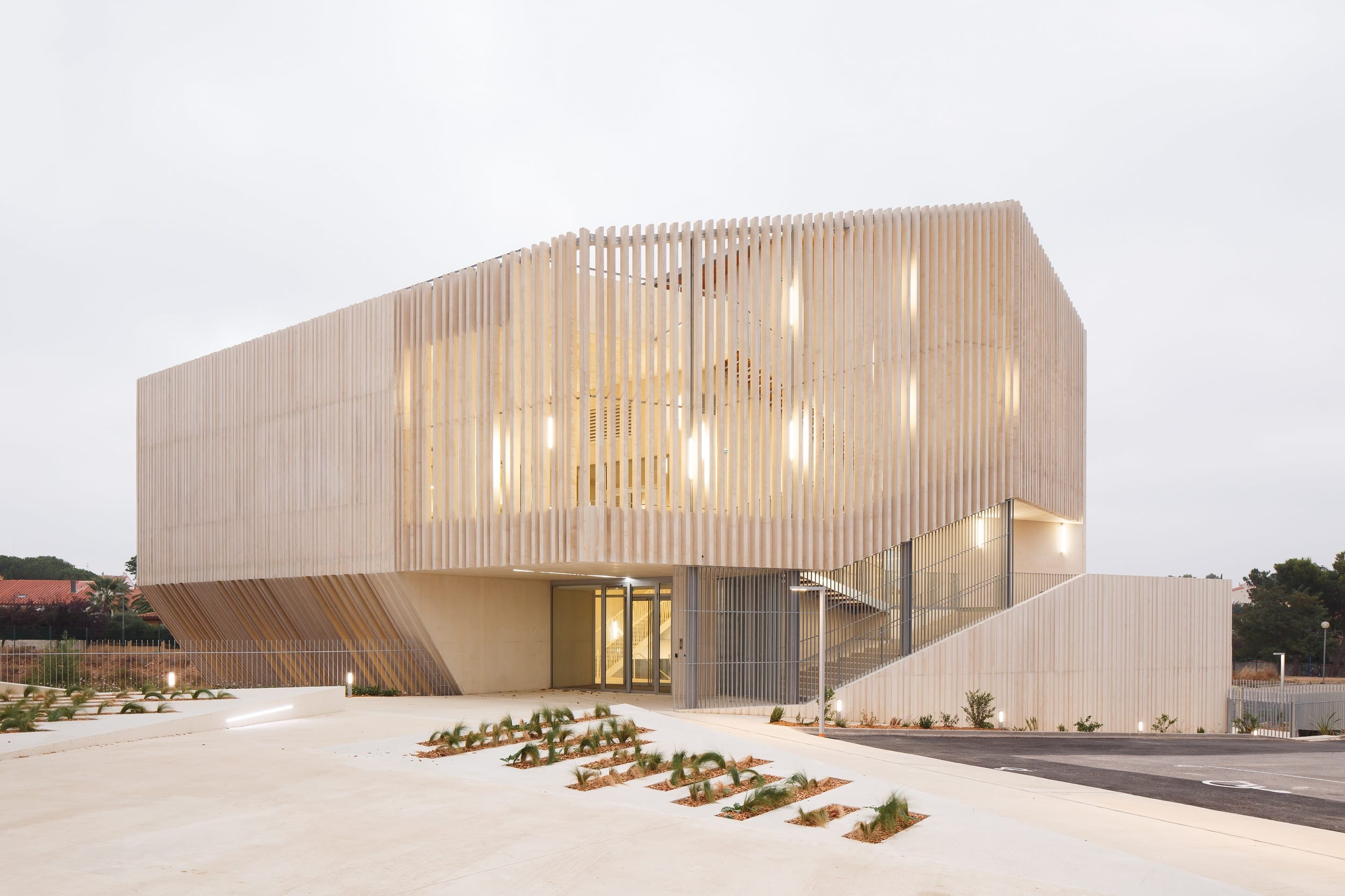 PRIX ETUDIER DECOUVIR ESPACE JEUNESSE GUY MOQUET cabestany oeco architectes  CREDIT TECHNAL photo kevin Dolmaire md