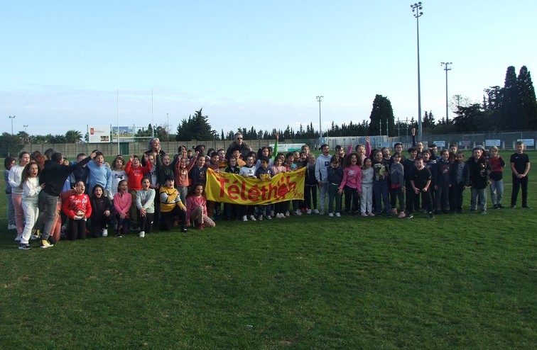 Les CM1 posent pour le Téléthon