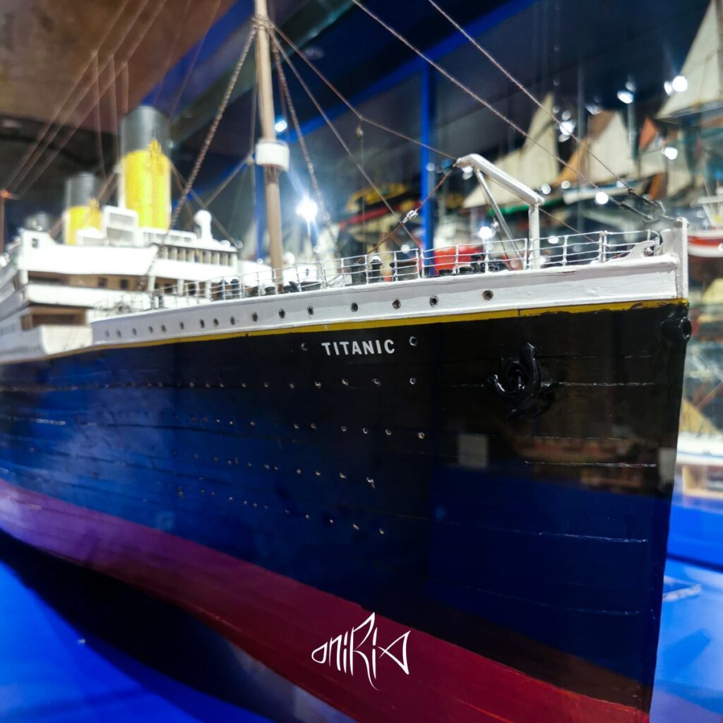 TEXTE TITANIC La maquette est à la taille de 1 centième