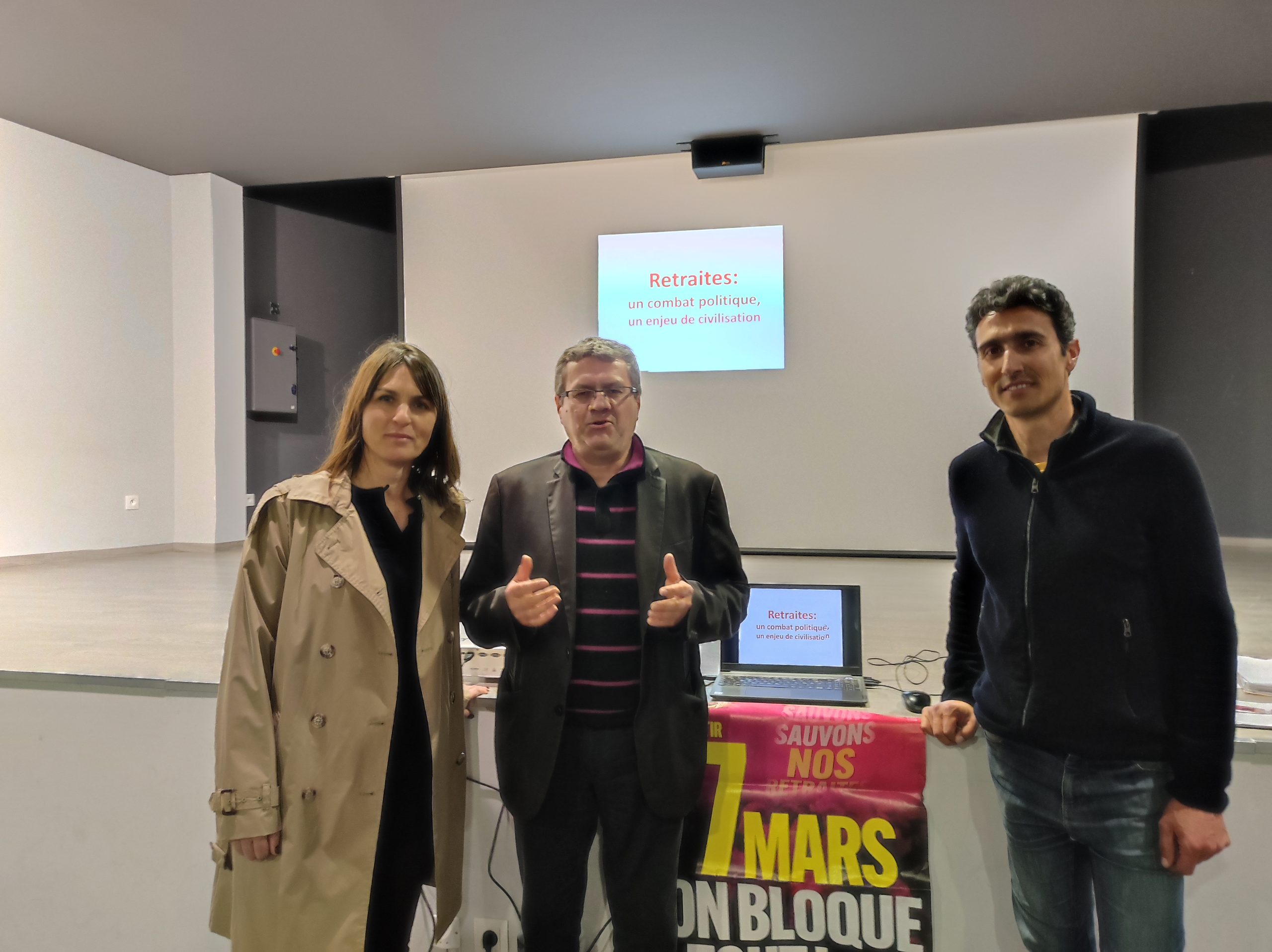 B04f1852 a saillagouse francis daspe entoure par les deux animateurs des groupes daction de cerdagne nathalie cullel et nicolas sanchis