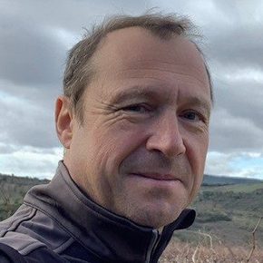 Jean-Francois-Chaperon-dans-ses-vignes-e1686835398265-464×357
