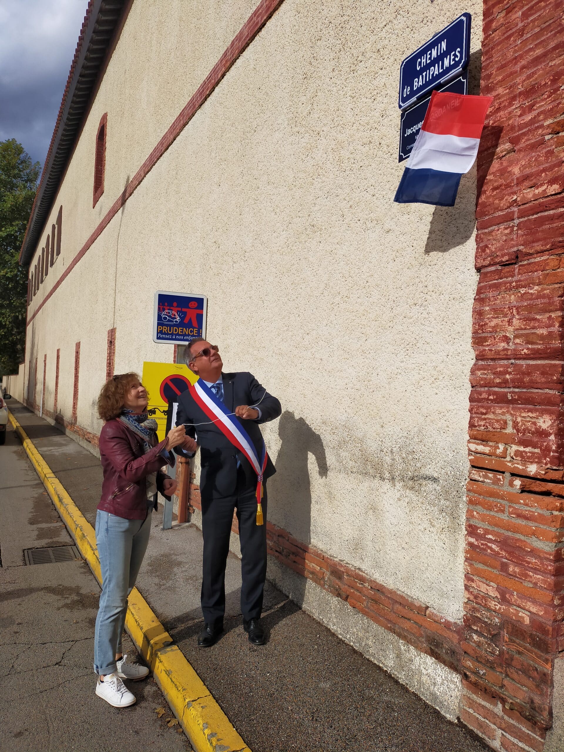 0a290a9f devoilement de la plaque par le maire et marie bunel scaled