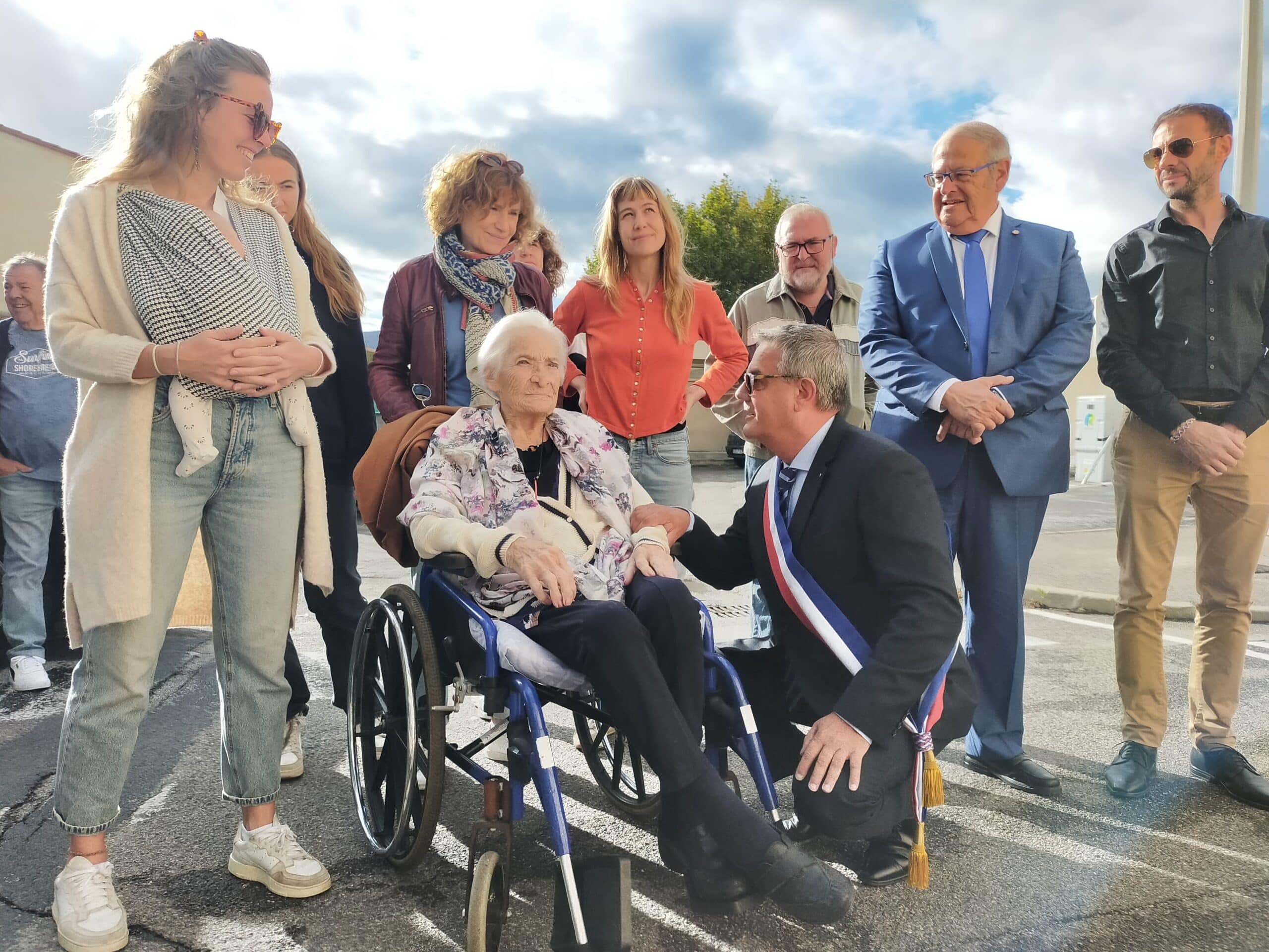 E1ce6aa6 anne bordaneil entouree de sa famille et des elus scaled