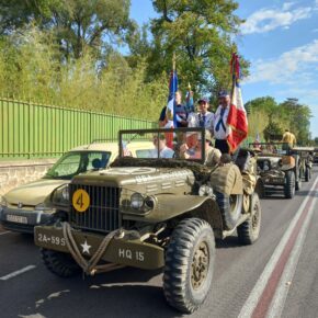 L&rsquo;arrivée des participants en véhicules d&rsquo;époque