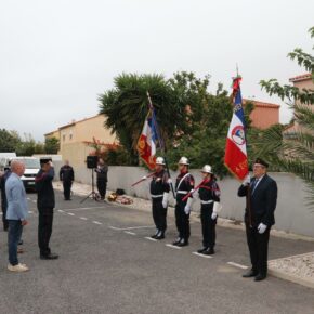 Le salut aux drapeaux dont celui du Souvenir Francais