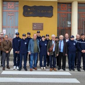 Les participants encadre le maire et le général Gilles g_lin