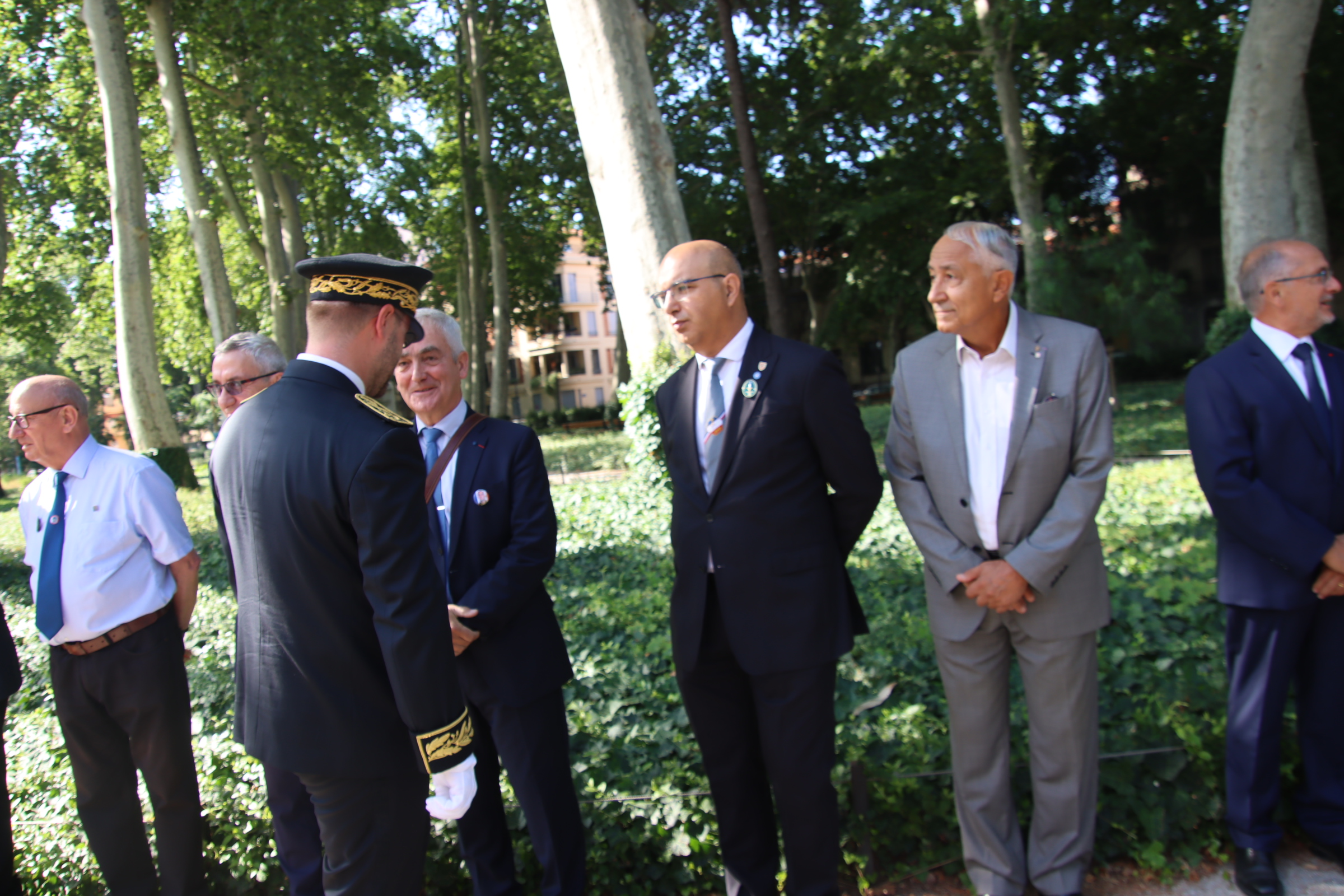 1c464596 ludovic julia saluant la delegation du souvenir francais