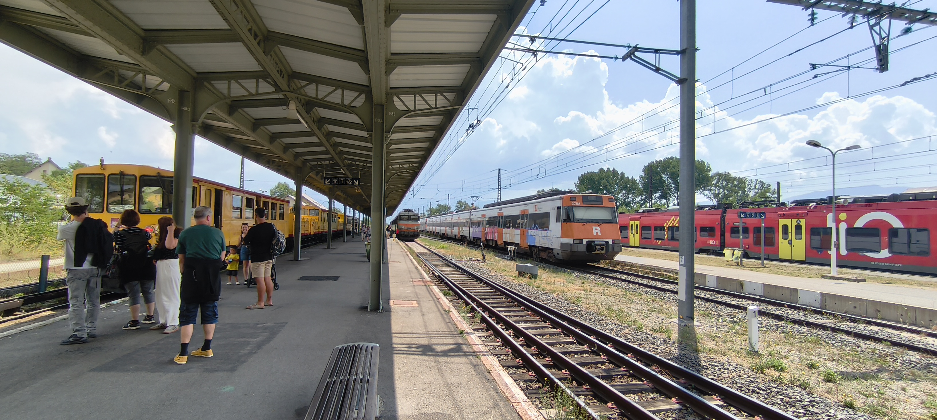 A34e75fc 4 trains en gare 2