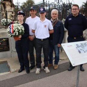 David Tranchecoste, le command Durand, le Générat Glin e t les jeunes dépose les chysantèmes sur la tombe d&rsquo;Aimé G iral