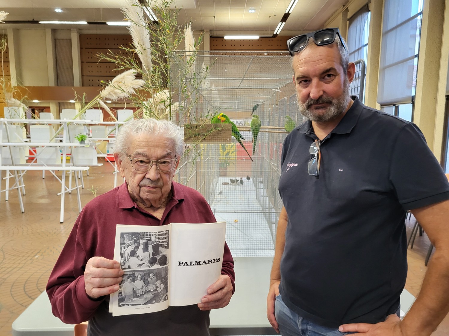Jean Bertran et Olivier Leblanc présentant la plaquette d_u salon de 1984