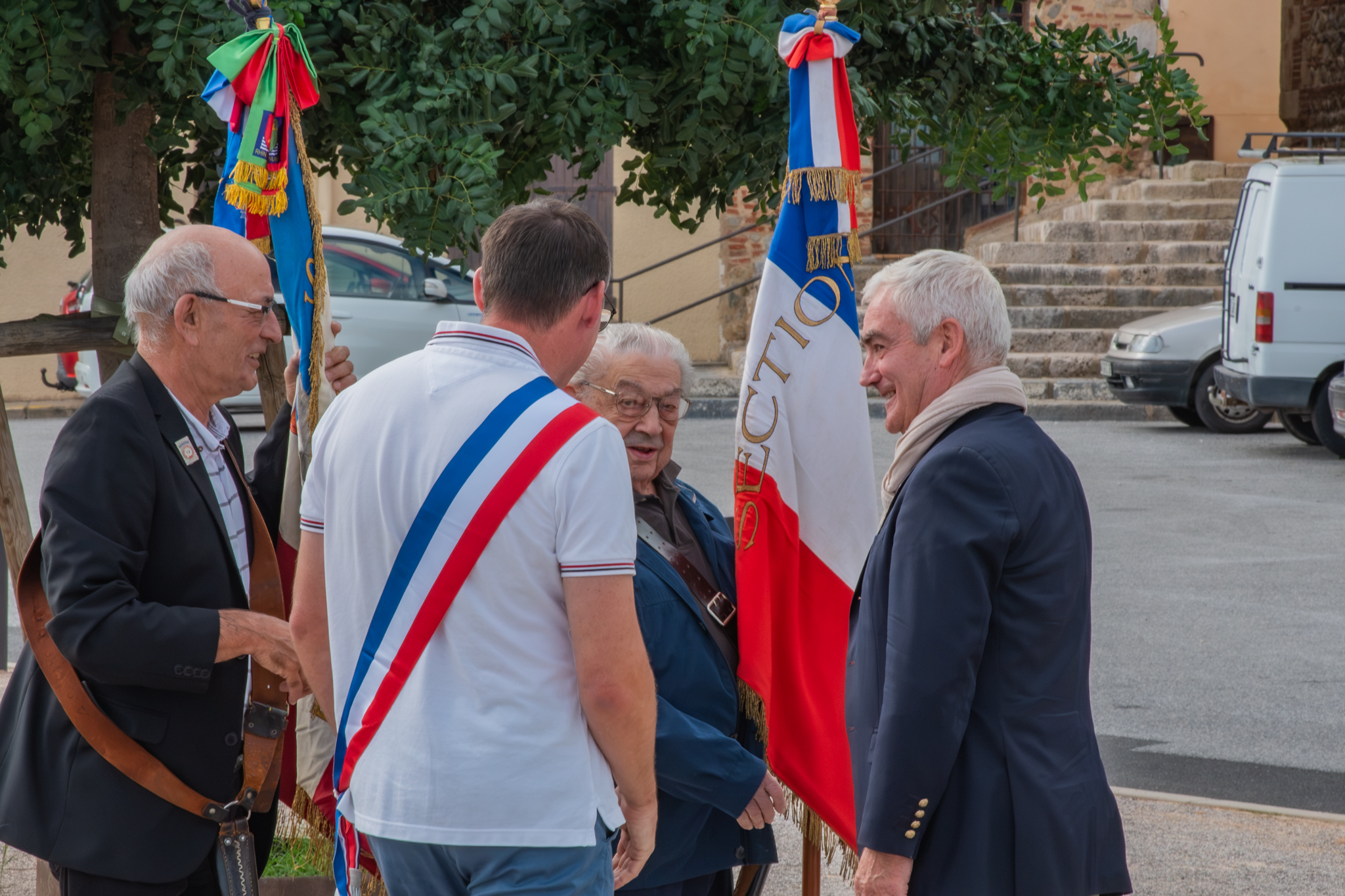 Les remerciements aux deux porte-drapeaux (1)